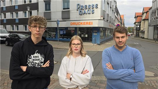 Protest gegen die Party-Absage (v.l.): Julian Heger, Amy Deetz und Niklas Prause lassen das Verbot durch die Kreisverwaltung nicht unkommentiert.