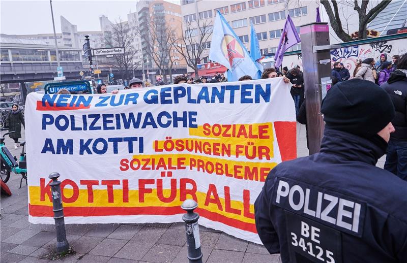 Neue Polizeiwache am Kottbusser Tor in Berlin Protest gegen die neue Polizeiwache am Kottbusser Tor in Berlin-Kreuzberg.