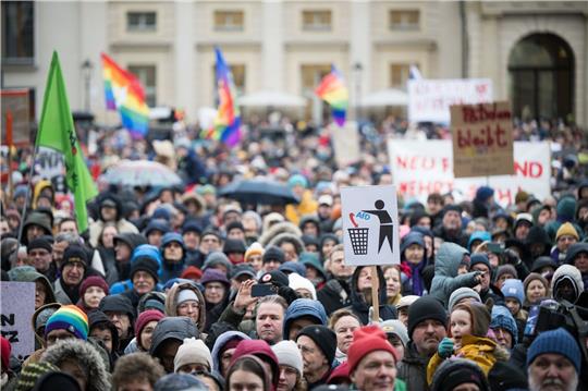 Protest gegen rechts in Potsdam. In zahlreichen deutschen Städten sind in den kommenden Tagen weitere Demonstrationen gegen Rechtsextremismus geplant.