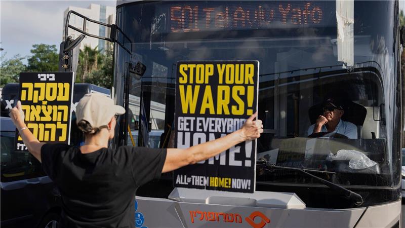 Bilder des Tages Protest in Israel: Demonstranten blockieren Straße für Freilassung der Geiseln