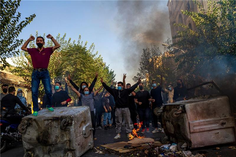 Schwerste Proteste seit Wochen im Iran Protest in der iranischen Hauptstadt nach dem Tod der 22-jährigen Mahsa Amini.