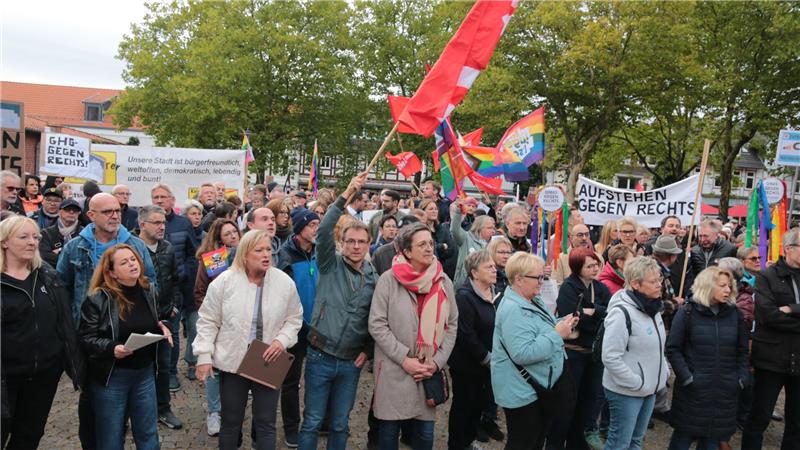 Protest über Parteigrenzen hinweg: Gut 450 Teilnehmer kommen zur Gegendemo auf dem Jacobsonplatz zusammen.