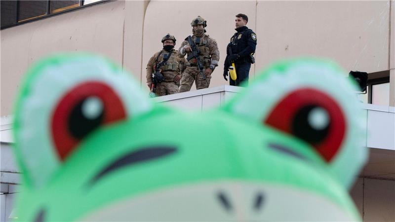 Protestaktion im Froschkostüm vor ICE-Gebäude in Portland