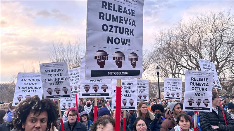 Festnahme türkischer Studentin schockt Uni in den USA Proteste gegen Festnahme von türkischer Studentin.