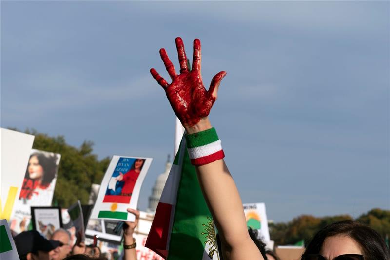 Teheran: Protest gegen Geschlechtertrennung in Uni-Mensa Proteste gegen das Regime im Iran in Washington D.C..