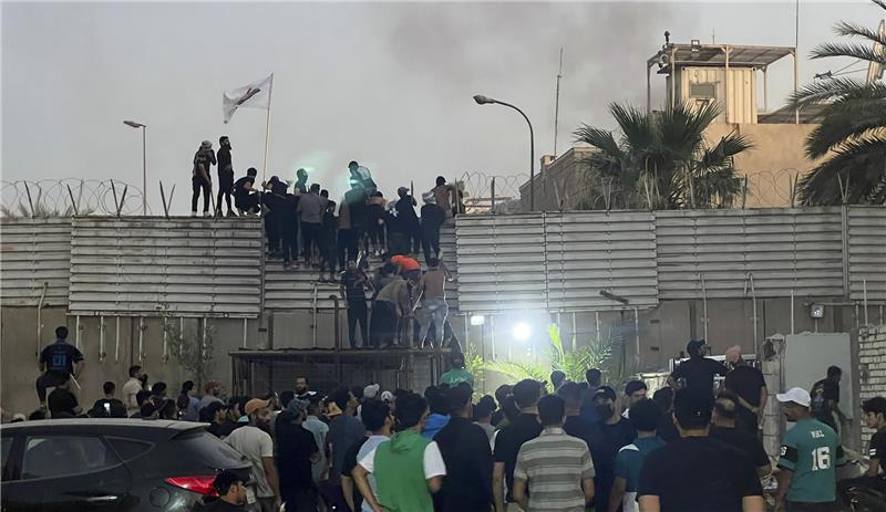 „Nachgedacht“: Auf dem Parkett des Irrsinns Proteste im Irak nach Koranverbrennung in Schweden: Demonstranten erklimmen eine Mauer an der schwedischen Botschaft in Bagdad. Nach Ankündigung einer weiteren geplanten Koranverbrennung in Schweden haben Demonstranten die Botschaft des Landes im Irak gestürmt und dort Feuer gelegt. Foto: Ali Jabar/AP