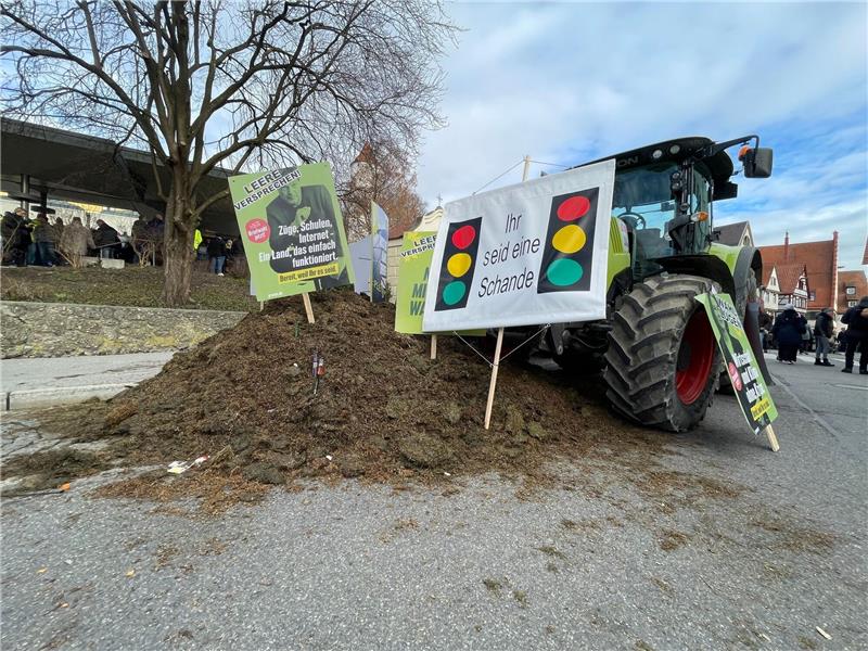 Grüne sagen politischen Aschermittwoch in Biberach ab Proteste im Vorfeld des politischen Aschermittwochs der Grünen vor der Stadthalle in Biberach.