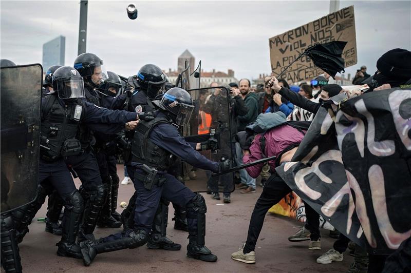 Rentenproteste: Wie kommt Frankreich da wieder raus? Proteste in Frankreich: Demonstranten stoßen in Lyon mit Polizisten zusammen.