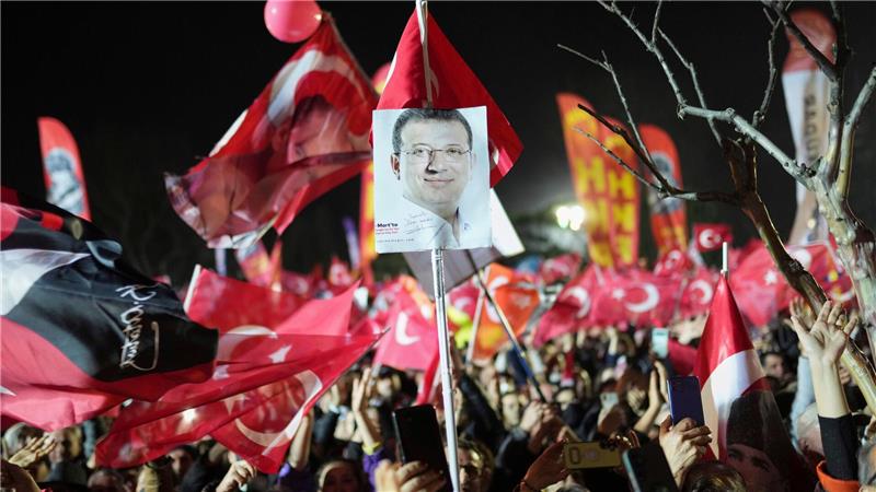 Türkischer Oppositionschef bleibt vorerst im Amt Proteste nach der Festnahme des Istanbuler Bürgermeisters im März (Archivbild)