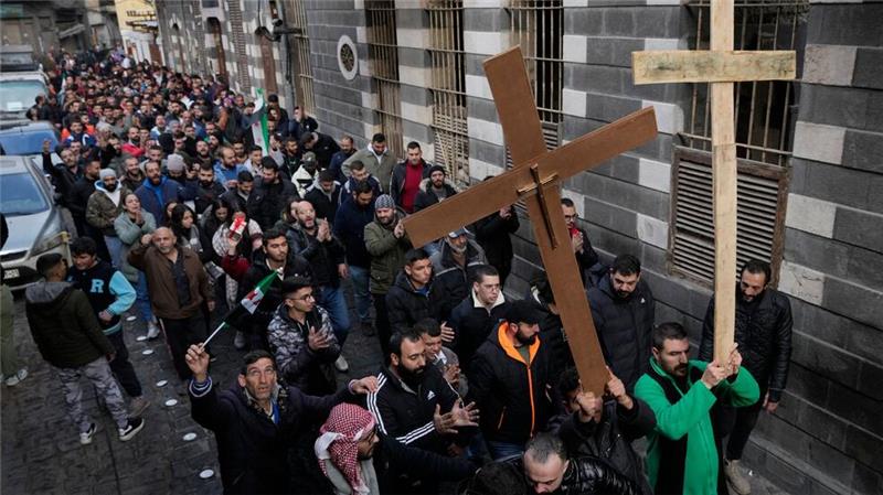 Proteste von Christen, nachdem ein Weihnachtsbaum in Brand gesetzt wurde. 