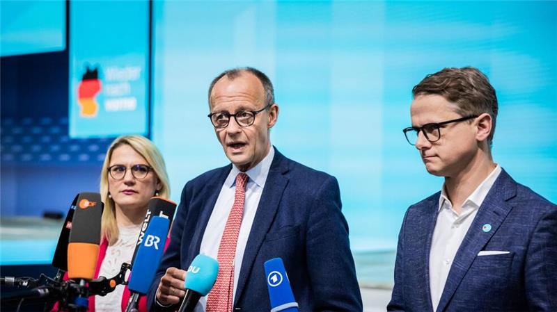 Proteste zur Migrationsdebatte, ausgelöst von der CDU: Friedrich Merz (M), Kanzlerkandidat der Union, gibt neben Carsten Linnemann (r), CDU-Generalsekretär, und Christina Stumpp (l), stellvertretende Generalsekretärin der CDU.