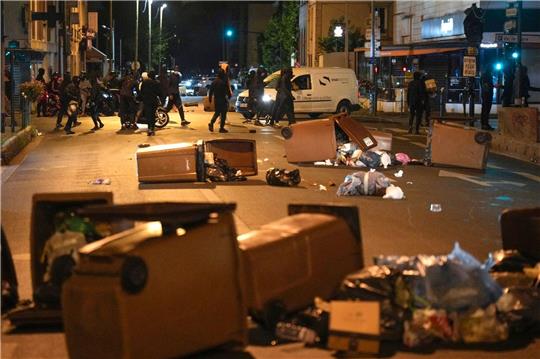 Protestierende blockieren eine Straße mit Mülleimern in Colombes, außerhalb von Paris.