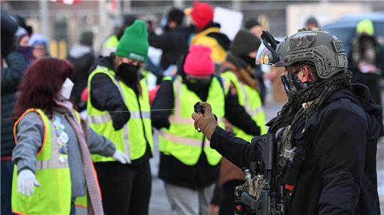 Protestierende stehen einen Tag nach dem Vorfall ICE-Beamten in Minneapolis gegenüber. 