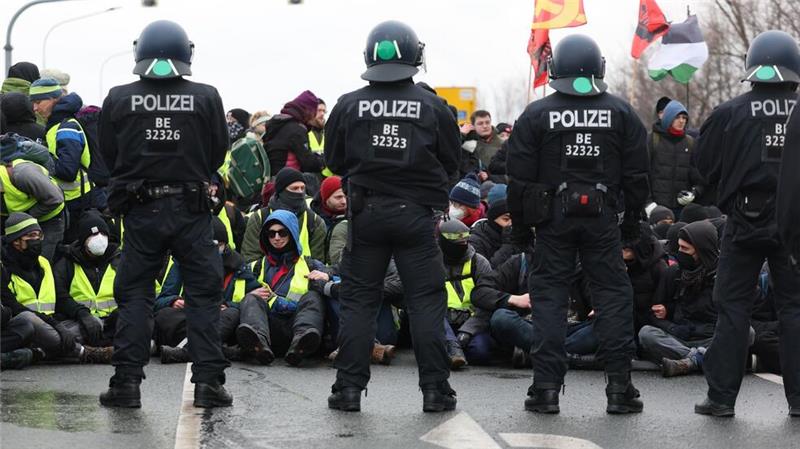 Protestierende und Polizei standen sich vielerorts direkt gegenüber.