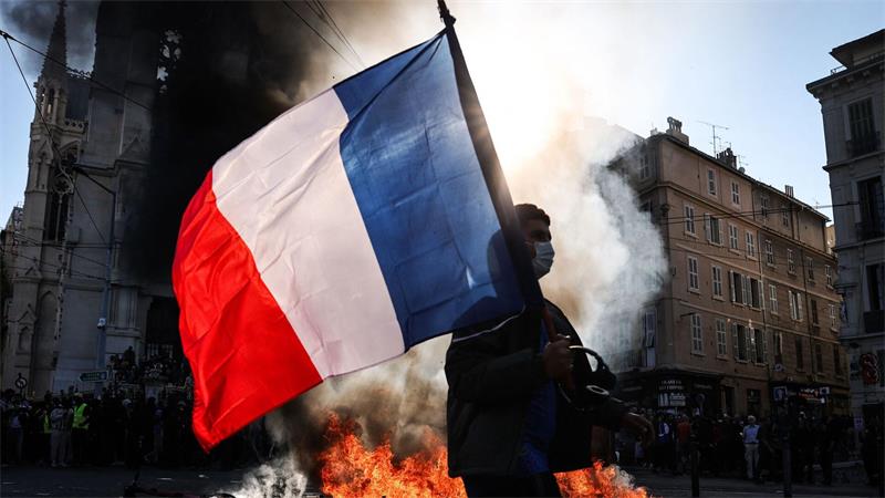Protesttag in Frankreich: Französische Flagge und Flammen im Protest gegen hohe Lebenshaltungskosten in Marseille
