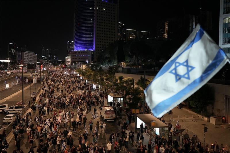 Tausende Israelis gegen Netanjahu-Regierung auf der Straße Protestzug in Tel Aviv gegen die Regierung des israelischen Premierministers Netanjahu.