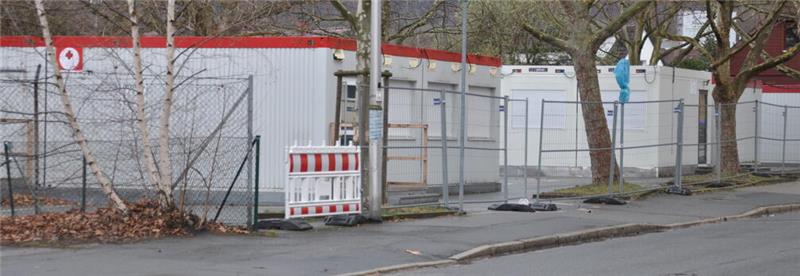 Oker drückt aufs Tempo: Millionenschwere Module rücken an Absperrung mit Bauzaun und Warnbarke an einem Gehweg vor einem Baustellencontainer