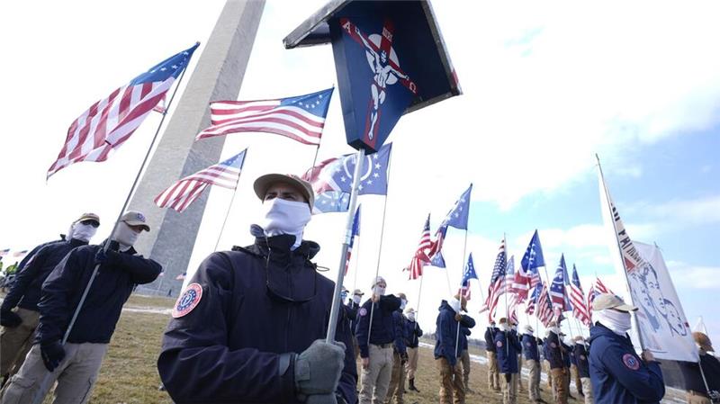 Nach Trumps Vereidigung: Rechtsradikale zeigen Präsenz Provokation in der US-Hauptstadt: Mitglieder der „Patriot Front“ haben sich vor dem Washington Monument positioniert.
