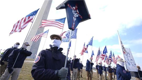 Provokation in der US-Hauptstadt: Mitglieder der „Patriot Front“ haben sich vor dem Washington Monument positioniert. 
