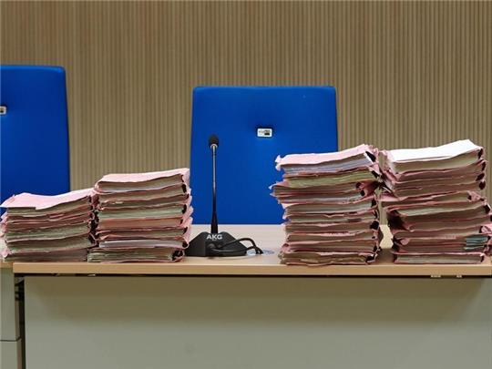 Prozessakten liegen in einem Gerichtssaal. Foto: Thomas Frey/dpa/Symbolbild