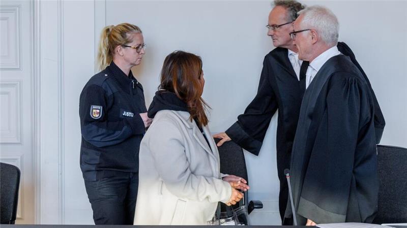 Geständnis: Vermietung an illegale Prostituierte Prozessbeginn gegen eine 45-jährige Frau aus Thailand. Sie steht wegen gewerbsmäßiger Schleusung in 34 Fällen vor dem Landgericht Schwerin. Bei ihr sollen Landsleute als Prostituierte gearbeitet haben, die sich illegal in Deutschland aufhielten.