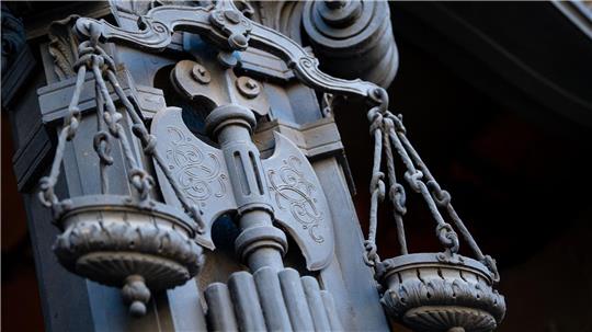 Prozessbegleitung soll es für alle Opfer schwerer Straftaten geben. (Symbolbild) 