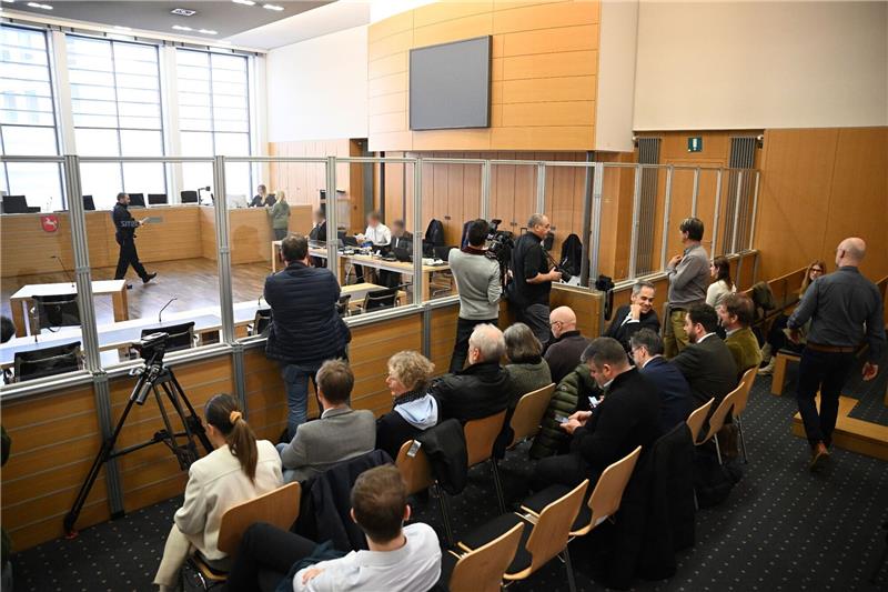 Angeklagter schweigt: Verteidiger fordert Freispruch Prozessbeteiligte und Zuschauer warten zu Prozessbeginn in einem Gerichtssaal im Landgericht Braunschweig.
