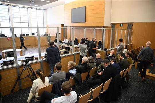 Prozessbeteiligte und Zuschauer warten zu Prozessbeginn in einem Gerichtssaal im Landgericht Braunschweig.