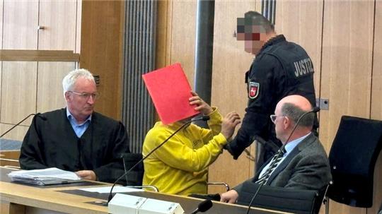 Der Angeklagte sitzt mit seinem Verteidiger im Verhandlungssaal des Braunschweiger Landgerichts.