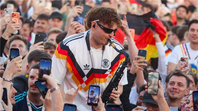 Public Viewing im Party-Modus: André Schnura bläst nach dem Deutschland-Sieg gegen Curaçao zum Sieges-Soundtrack