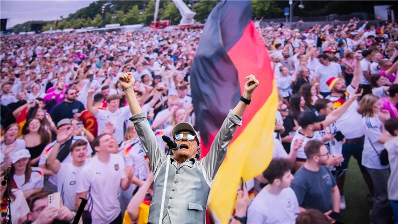Letzte Chance auf WM-Tickets: Was Fans wissen müssen Public Viewing in der Nacht? Deutsche WM-Fans müssen mitunter lange wach bleiben. (Archivbild)