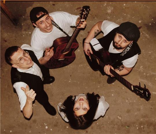 Publikum und Jury haben die Band Salomon Pikes in diesem Jahr beim „Salzig Bandcontest“ zum Sieger gekürt. Beim „Local-Heroes“-Halbfinale in Einbeck hat die Truppe ebenfalls gewonnen und spielt nun am 26. Oktober beim Finale im Musikzentrum in Hannover.