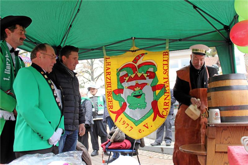 Die Narren regieren in Bad Harzburg Pünktlich um 11.11 Uhr sticht Bürgermeister Ralf Abrahms das Fass an. Fotos: Seltmann