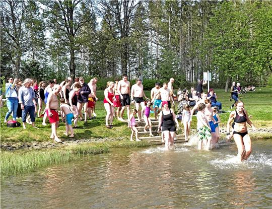 Pünktlich um 15 Uhr springen Oberharzer wie gewohnt in den Oberen Hausherzberger Teich. Foto: Weiss