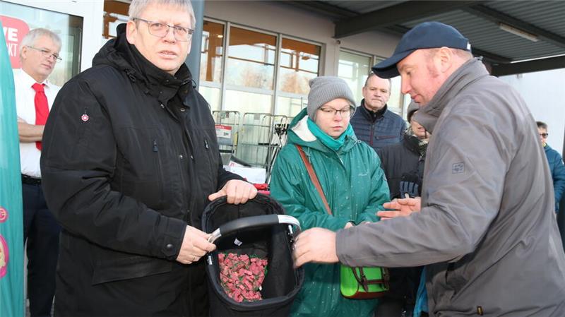 Tierisches Verkaufsgetümmel in allen Orten Pünktlich um 9 Uhr startet der Schweinchenverkauf in Schladen.