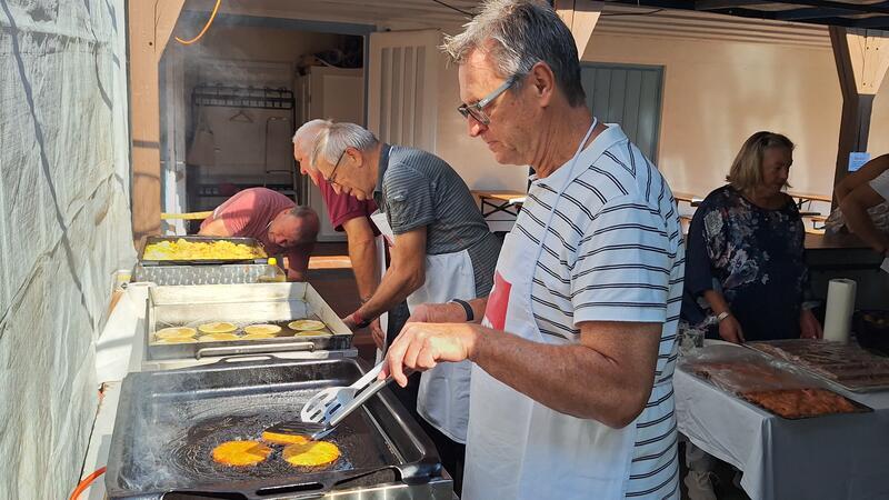 50 Kilo Erdäpfel werden zu Puffer und Co. verarbeitet Puffer und Bartkartoffeln wurden frisch zubereitet.