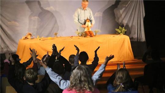 Puppenspieler Bernd Linde unterhält die Wurmberg-Schüler Puppenspieler Bernd Linde bringt die Mädchen und Jungen der Wurmbergschule immer wieder dazu, sich an der Aufführung zu beteiligen.
