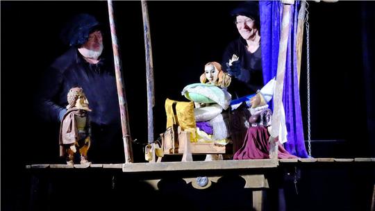 Puppenspieler Stephan Schlafke und Silke Technau vom Figurentheater Kobalt zeigen, wie das mit der Prinzessin auf der Erbse wirklich war. Foto: Zietz