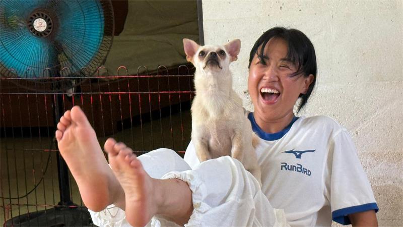 Trend Puppy Yoga: Herabschauender Hund trifft Hundebabys Puppy Yoga macht die Menschen glücklich - aber es gibt Schattenseiten.