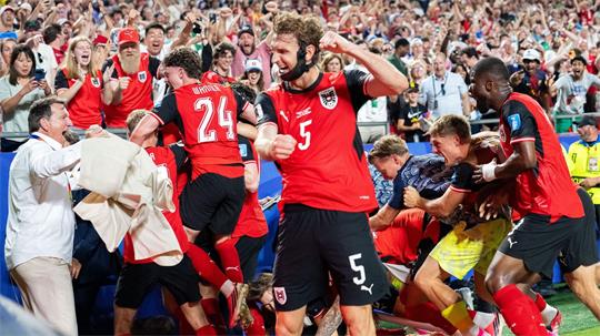 Pure Ekstase: Mit dem 3:3 qualifizierten sich die Österreicher in letzter Minute für das Sechzehntelfinale.