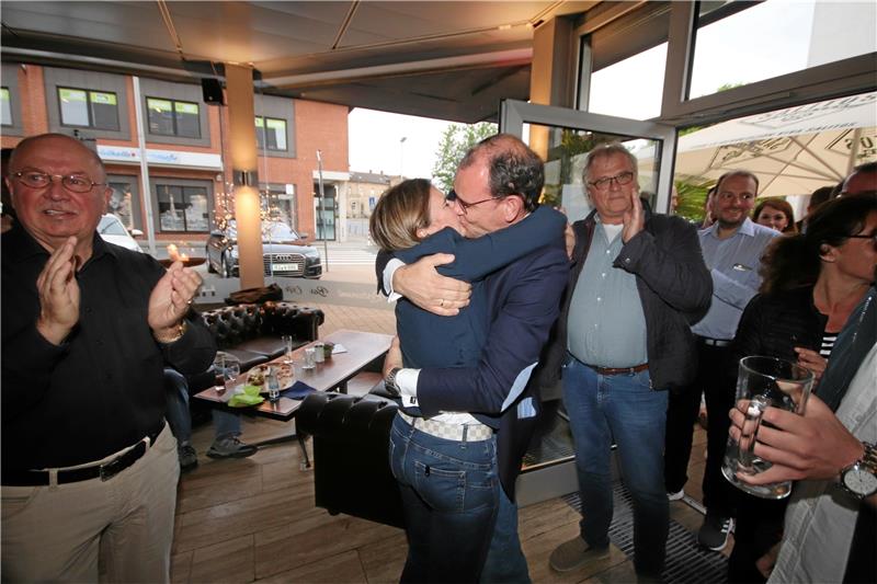Pure Erleichterung: Erik Homann küsst seine Frau Christiane. Nach einem nervenaufreibenden Wahlabend bleibt er sieben weitere Jahre Bürgermeister in Seesen. Foto: Gereke