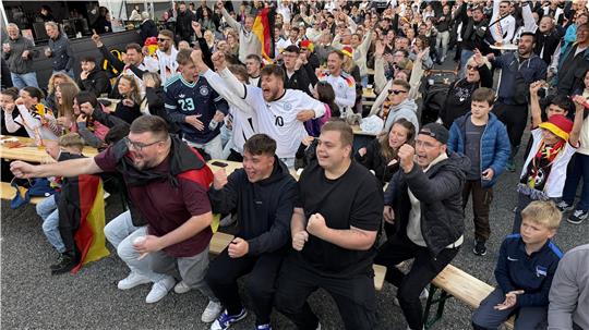 Pure Freude: Fußballfans jubeln am Zauberberg in Bad Harzburg.