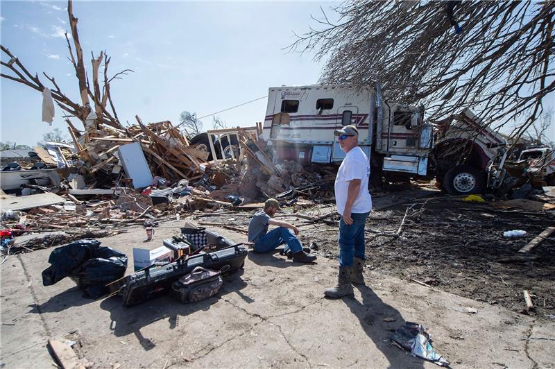 „Unvorstellbare Verwüstung”: Tornados töten mehrere Menschen Pure Verwüstung und noch kein Ende in Sicht: Es werden weitere Stürme erwartet.