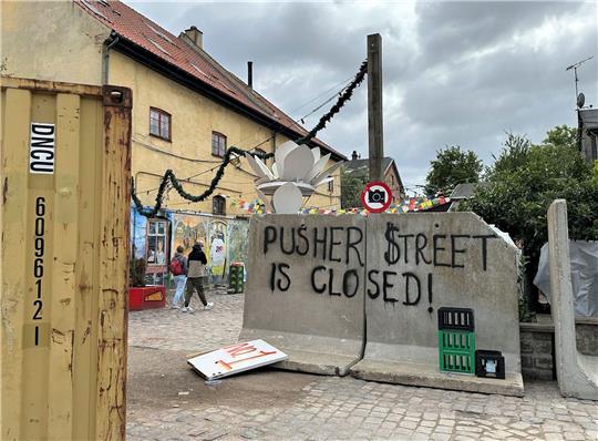 «Pusher Street is closed!» (Die Pusher Street ist geschlossen) steht an einer Blockade in der Kopenhagener Freistadt Christiania.