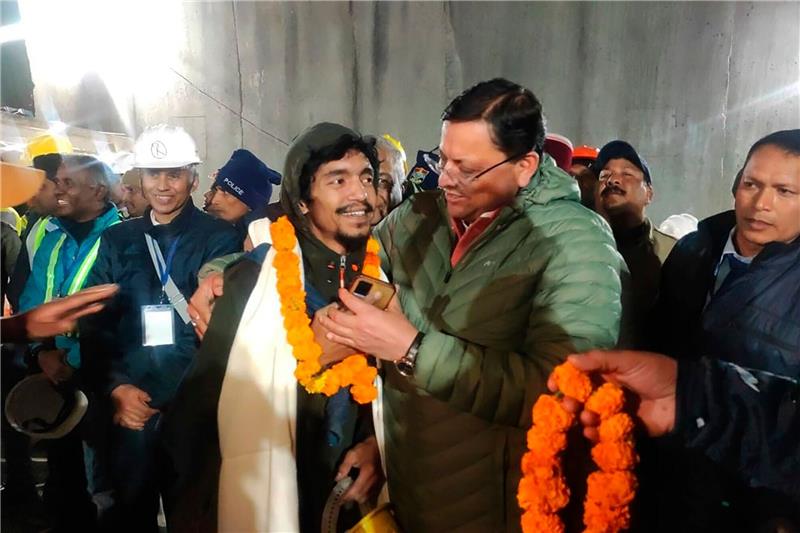 Happy End beim Tunnel-Drama nach 17 Tagen Pushkar Singh Dhami (r), Ministerpräsident von Uttarakhand, begrüßt einen Arbeiter, der aus dem eingestürzten, sich im Bau befindenden, Tunnel gerettet wurde.