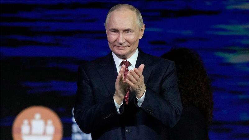 „Die ganze Ukraine ist unser“ - Putin beim Wirtschaftsforum Putin bekam Applaus für seine Aussage, dass Russen und Ukrainer ein Volk seien.