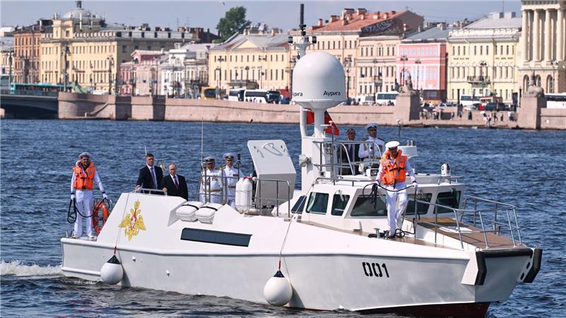 Putin besucht eine Übung der russischen Kriegsmarine.