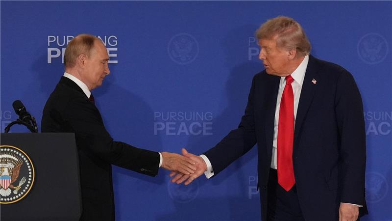 Putin (l) und Trump sehen den US-Plan an Grundlage für ein Ende des Ukraine-Kriegs. (Archivbild)