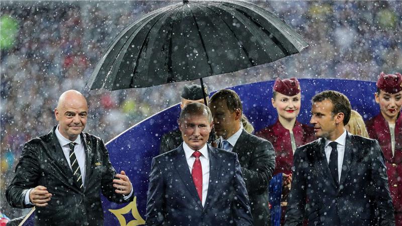 Putin ließ nach dem WM-Finale 2018 in Moskau alle im Regen stehen - auch Infantino. (Archivbild)