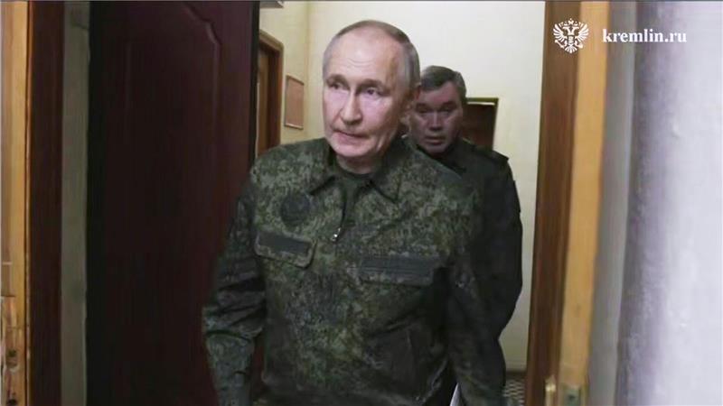 Putin knüpft Waffenruhe an Bedingungen Putin sieht Russland auf der Siegerstraße, wie er mit seinem Besuch in der Frontregion Kursk zeigte.